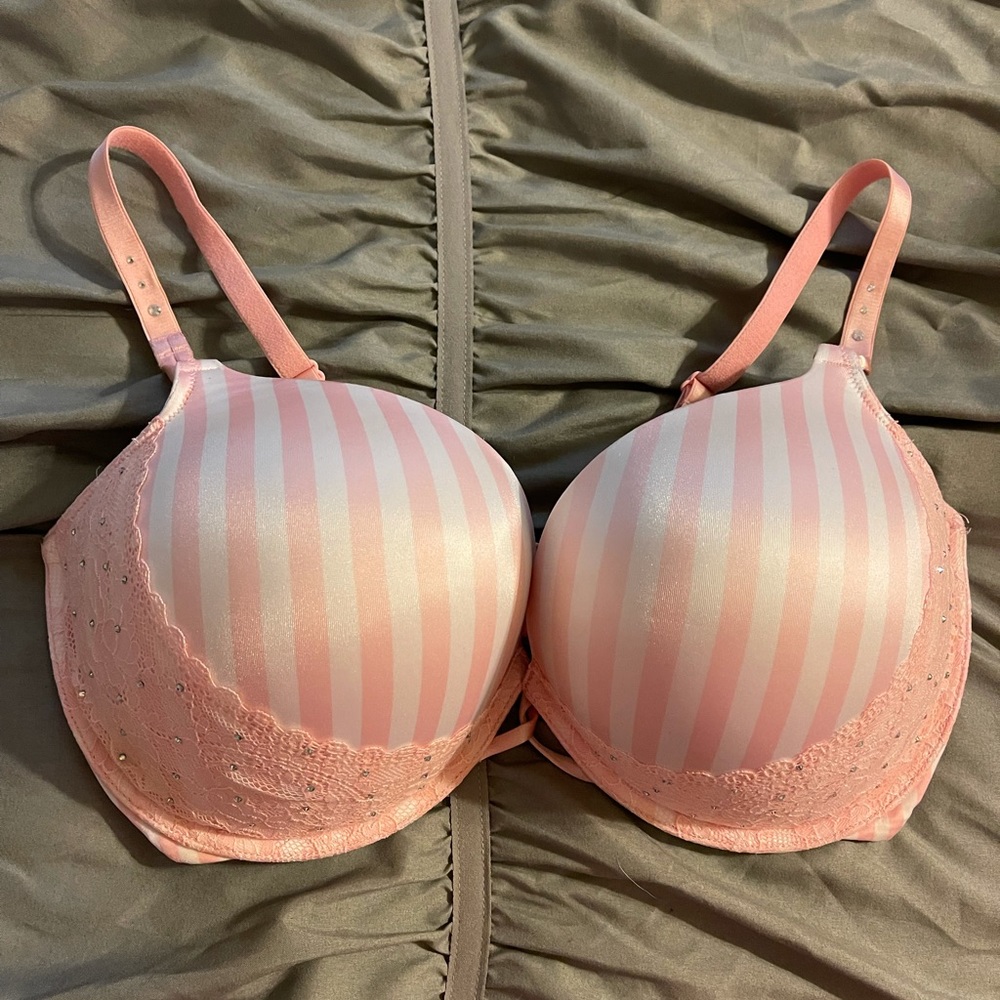 Vintage Studded 38DD Victoria’s Secret Bra (Vintage) push up(!) beautiful piece